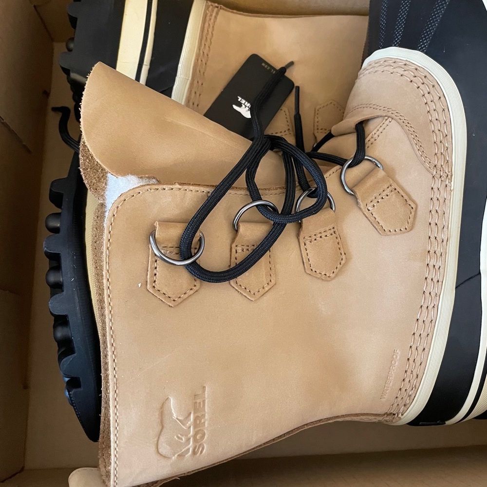 **BRAND NEW** Sorel Caribou buff boots